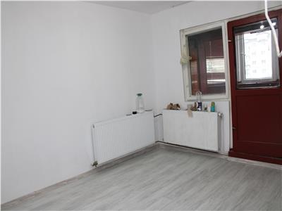 Garsoniera, 1 Mai, Dej